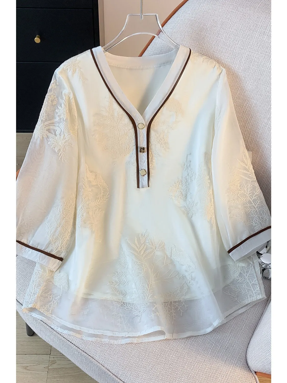 قميص نسائي صيفي 2025 جديد بأكمام قصيرة ورقبة على شكل V، مطرز، فضفاض، مقاس كبير، أنيق، موضة الشارع العصرية