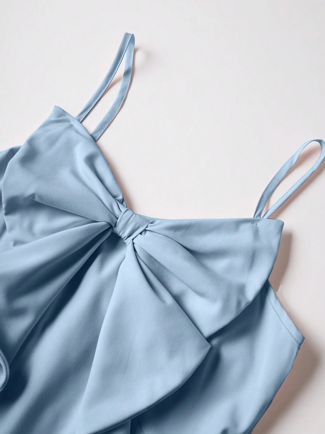 Vestido feminino elegante com cintura cinched e três camadas com babados e suspensório