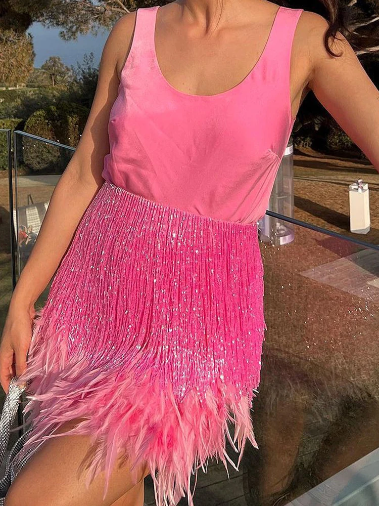 Conjuntos de vacaciones ajustados a la moda para mujer, novedad de verano, minifaldas con lentejuelas, trajes elegantes con cuello en U, camisetas sin mangas y faldas con plumas y borlas
