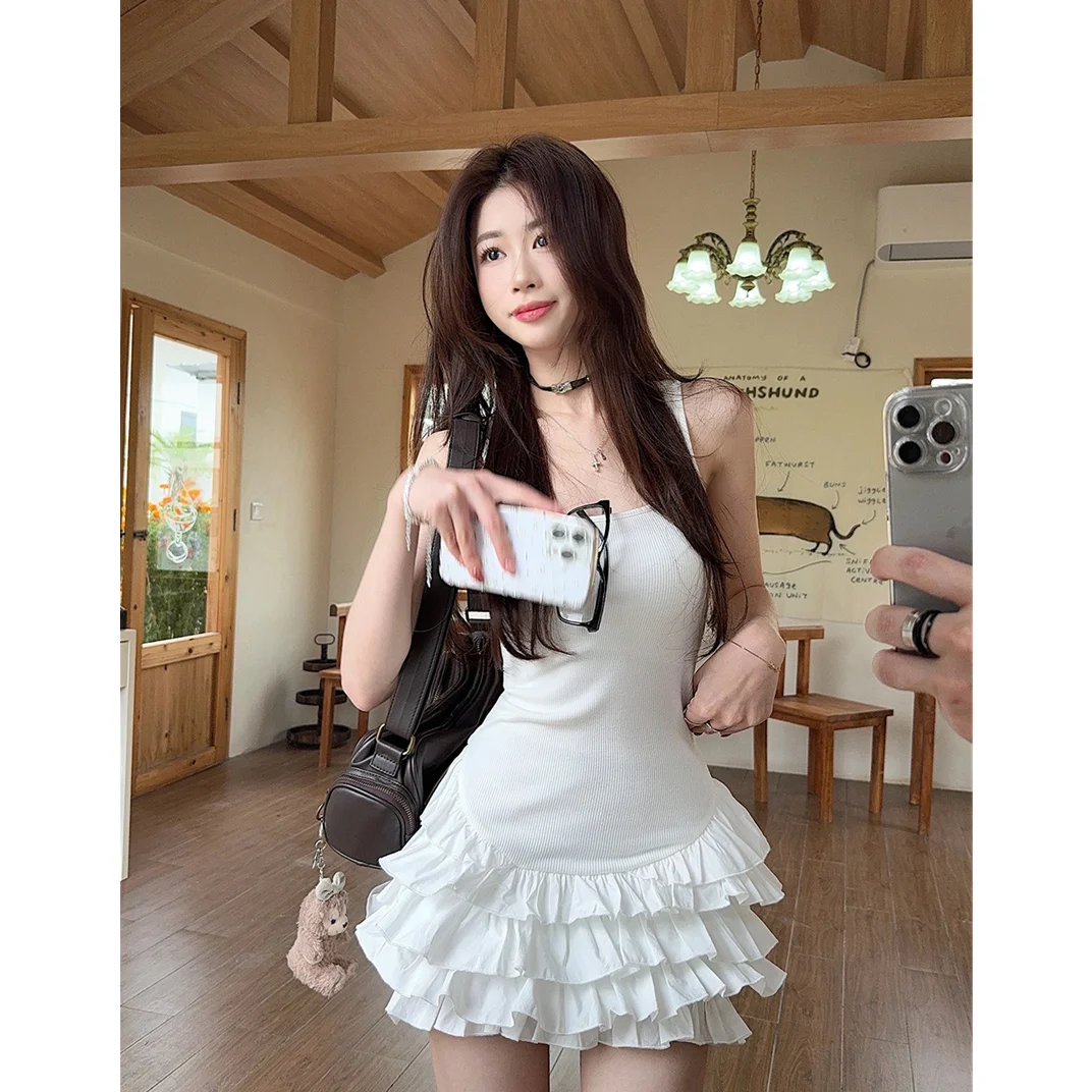 Vestido F Branco Estilo Coreano de Verão Novo, Curto, com Saia em Camadas, Cintura Marcada e Alça, em Malha de Poliéster