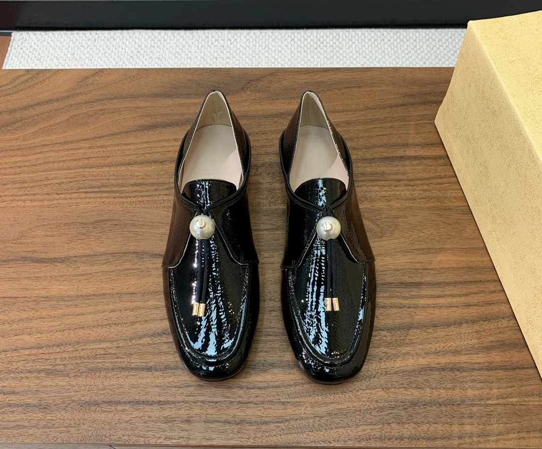 Nuove piccole scarpe in pelle stile britannico due indossano scarpe da donna dal temperamento semplice mocassini casual per persone pigre