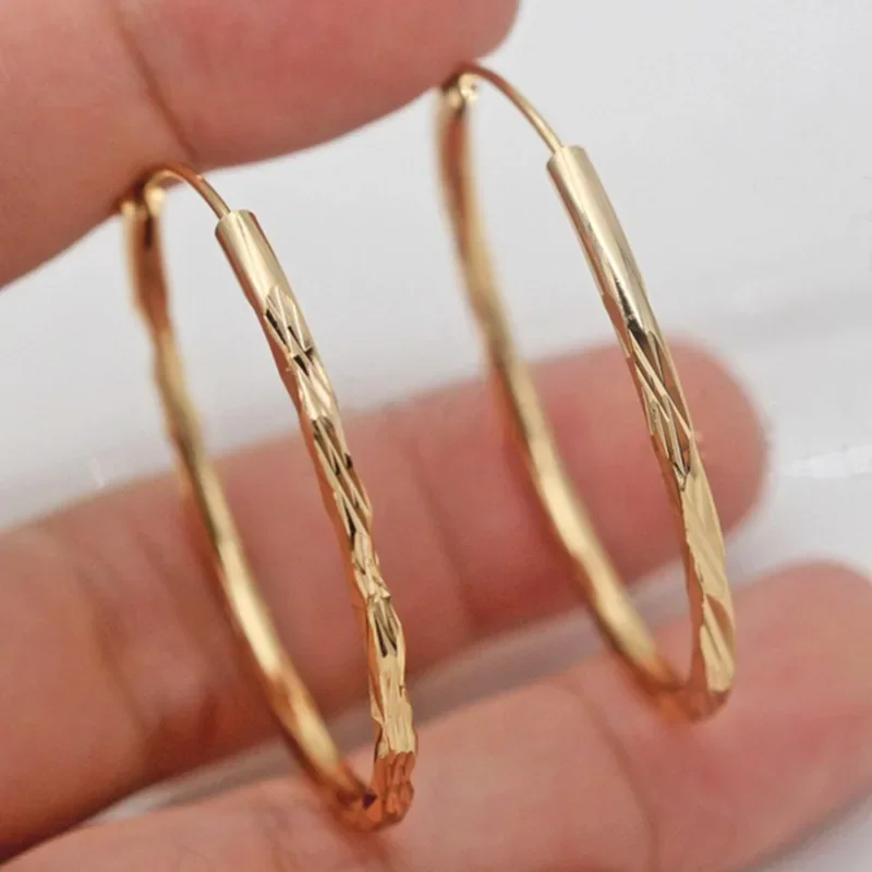 Pendientes de aro simples clásicos para mujer, traje de patrón geométrico de Color dorado, varias ocasiones, joyería femenina versátil de Metal