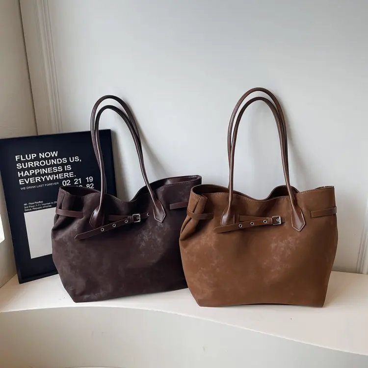 

2025 Winter New 2443 Casual Niche Versatile High-end Portable Shoulder Bag Light Luxury Retro Trend Bag