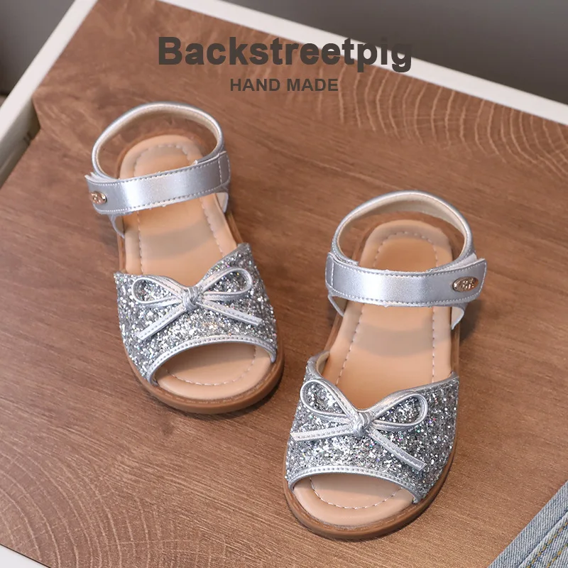 Sandalias de cristal para niñas, zapatos individuales antideslizantes de cuero con lentejuelas de estilo extranjero, novedad de verano 2024