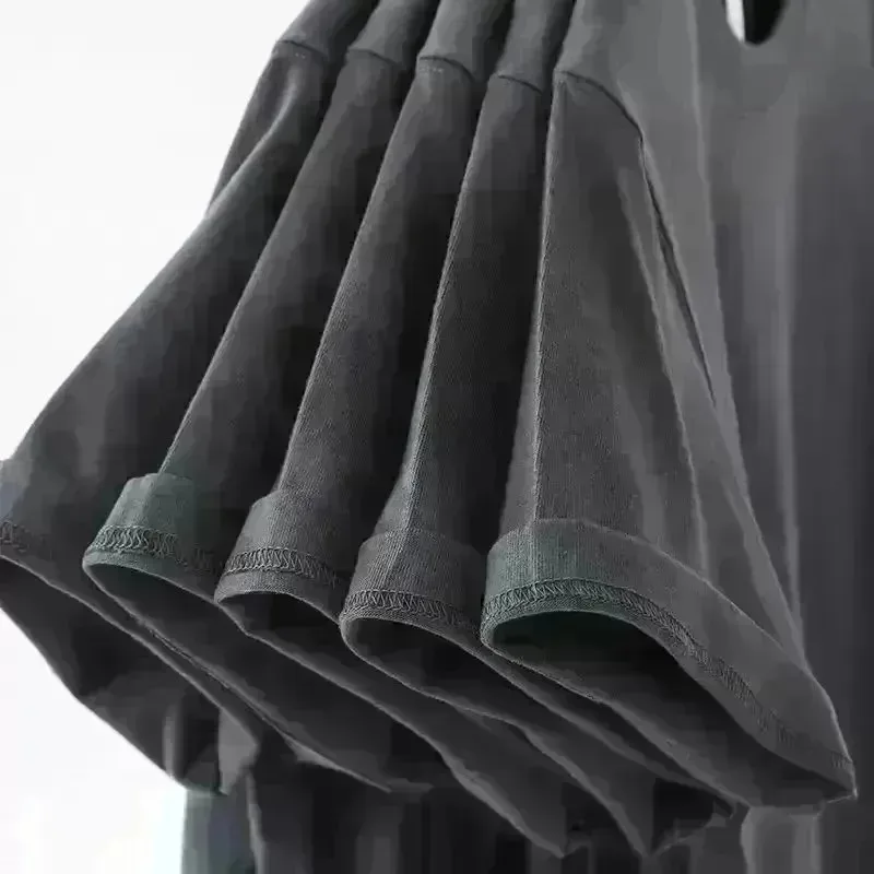 Neutrales, normales, lässiges T-Shirt – Terminator 2 Edition. Ein schlichtes schwarzes T-Shirt mit Rundhalsausschnitt und kurzen Ärmeln und aufgedrucktem Design. – Detail 6