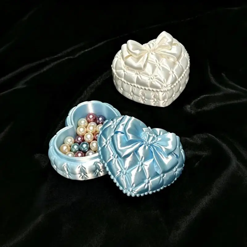1 Stück Mini-Schmuckbox in Herzform aus Seide mit Schleife, tragbarer Aufbewahrungskoffer für Schmuck auf Reisen und Geschäftsreisen. – Detail 2