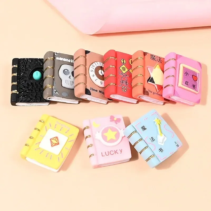 อุปกรณ์ตกแต่งเรซิ่นรูปหนังสือเวทมนตร์ 9 ชิ้น, อุปกรณ์ตกแต่งกาวครีม, ของตกแต่งงานฝีมือ DIY ขนาดเล็ก, อุปกรณ์ตกแต่งบ้านตุ๊กตา