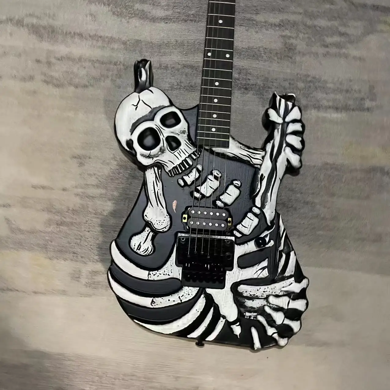 In stock, 6-chord carved skeleton electric guitar, hand drawn body, real shipping pictures, order shipped immediately