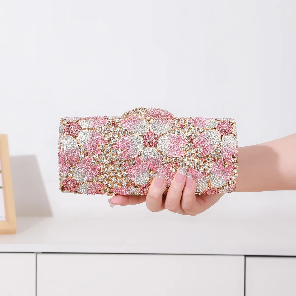 

Creative Hand-held Diamond-encrusted Dinner Bag Hollow Rhinestone Women's Banquet Clutch Bag شنطة نسائيه ماركة اصليه اكثر مبيعاً