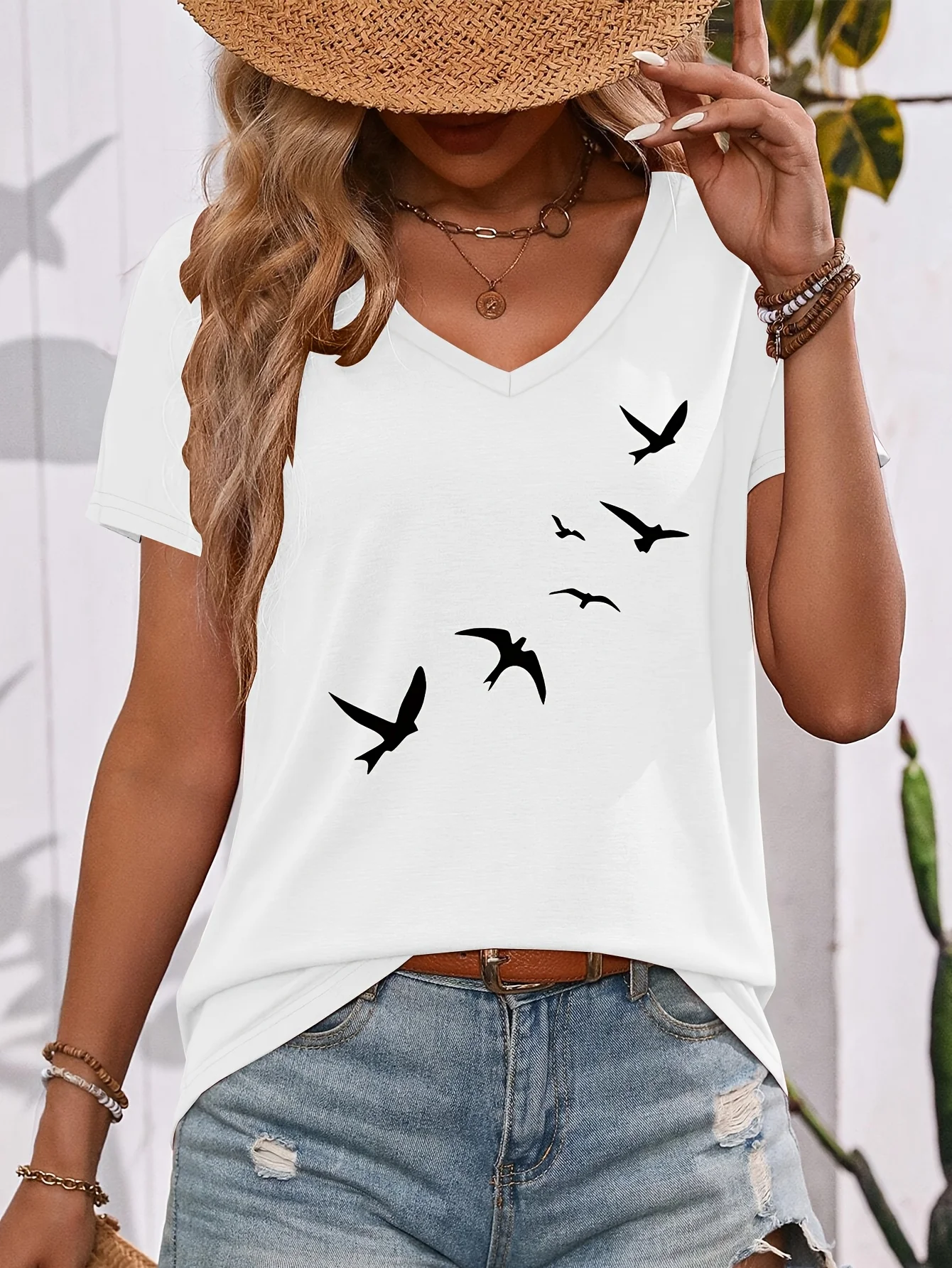 The smart atmosphere of flocks of birds flying together, different flight postures, bird silhouette pattern printed colored cotton short-sleeved V-neck T-shirt, casual and versatile, comfortable and breathable, suitable for home going out