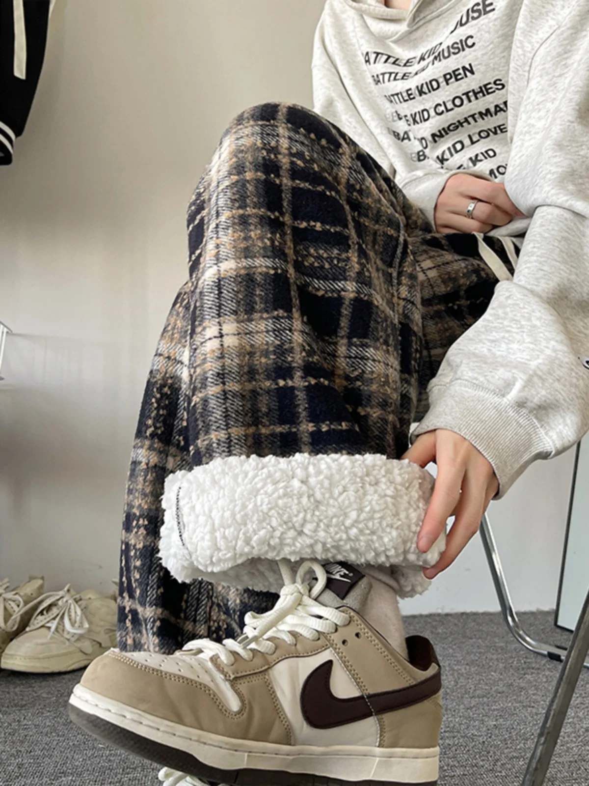 

Retro American Woolen Plaid Pants Men's Autumn Winter Thiened Fce Wide Leg Straight Cut Loose Drape Casual Long Trousers