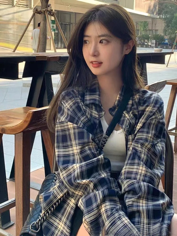 เสื้อผู้หญิงลายสก็อตสไตล์ Y2K ป้องกันแสงแดด แนวฮาราจูกุ วินเทจ กระดุมแถวเดียว สไตล์กรันจ์ พรีปปี้ ลำลอง มีกระเป๋า