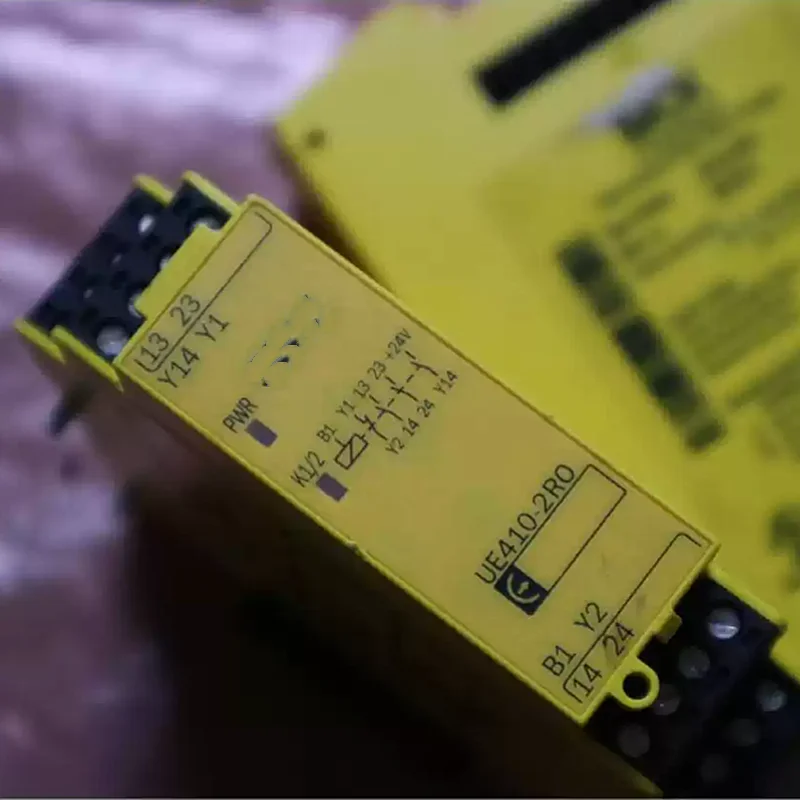 UE410-2Ro3  6026144  safety relay  UE410-2R03
