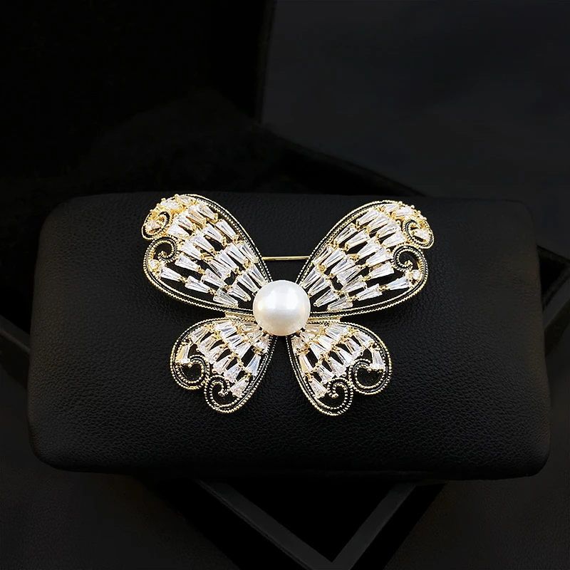 

1210 Luxury Big Butterfly Brooch Exquisite Corsage Women's Suit Retro Insect Pin Clothes Neckline Accessories New Pearl Jewelry