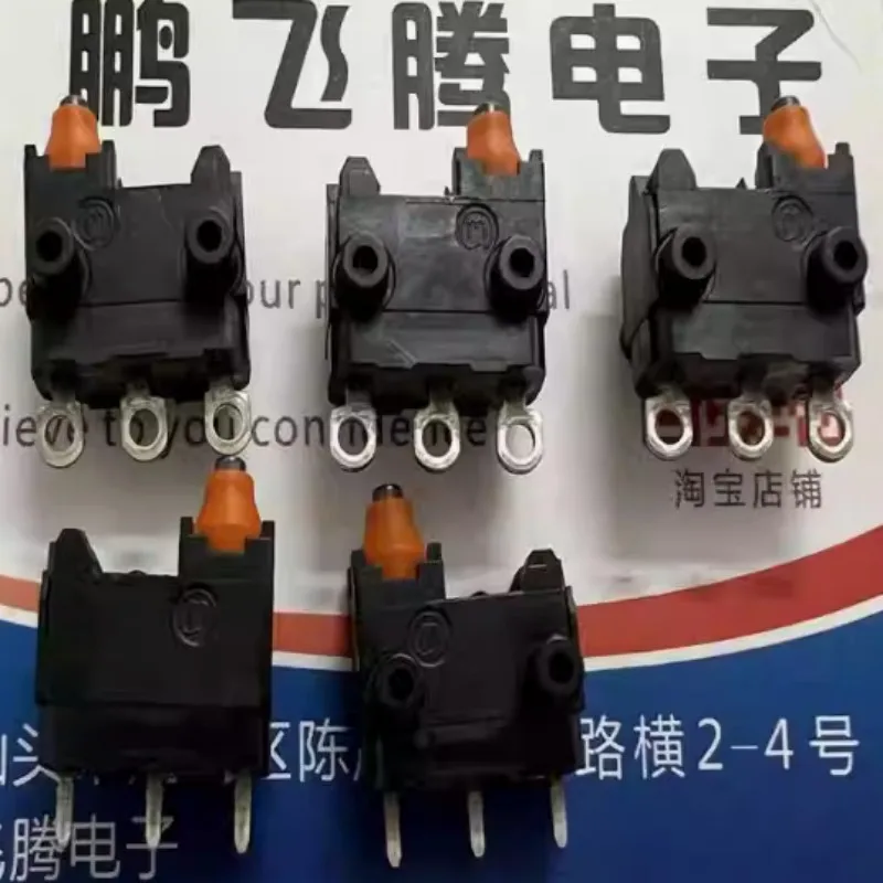 1065.2652 1065.0802 1060.0801 Touch the ignition button of the lock head of the car trunk lock with the microswitch 1065. series