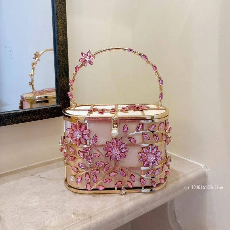 2026 New Lightweight Luxury Metal Flower Meal Bag with Hollow Diamond Flower Pearl Lock Exquisite Portable Design Banquet Bag