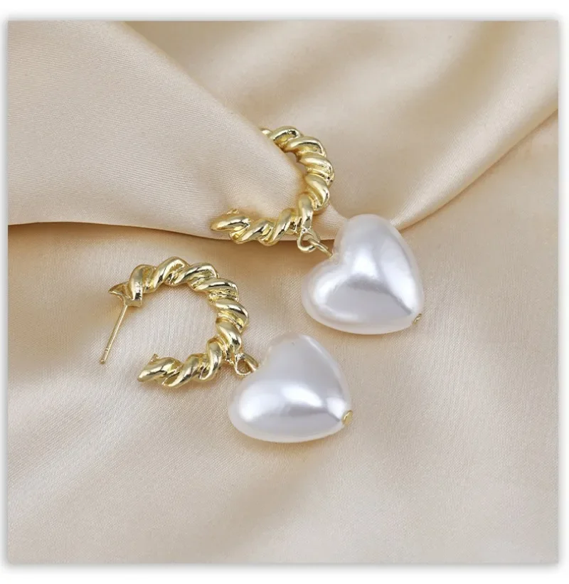 

Fashionable and simple heart-shaped earrings S925 silver needle stud earrings for ladies, geometric earrings