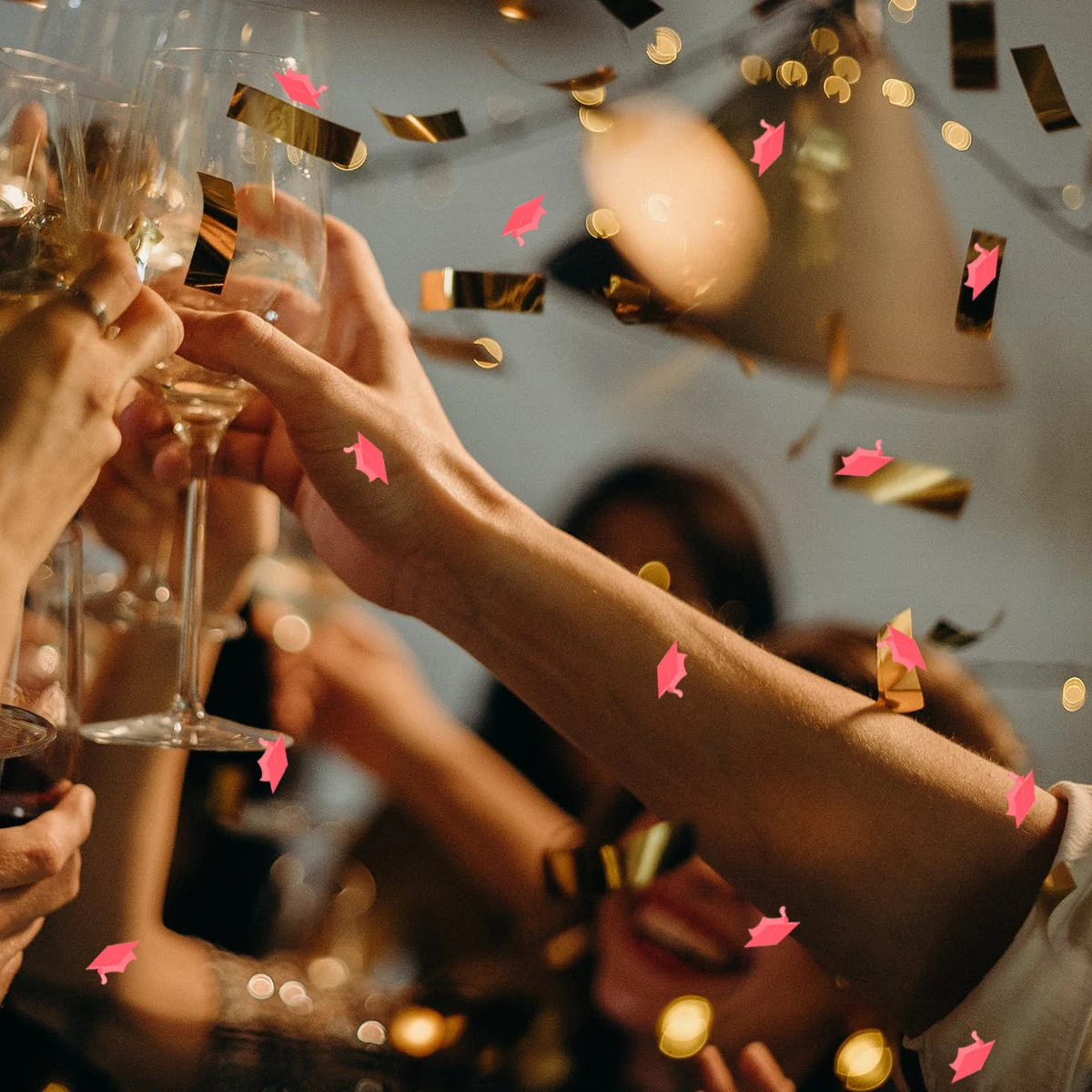 

600 pcs Doctoral Hat Graduation Confetti Plastic Party Supplies Decorations for Ceremony Shiny Lightweight Desktop Cake Table