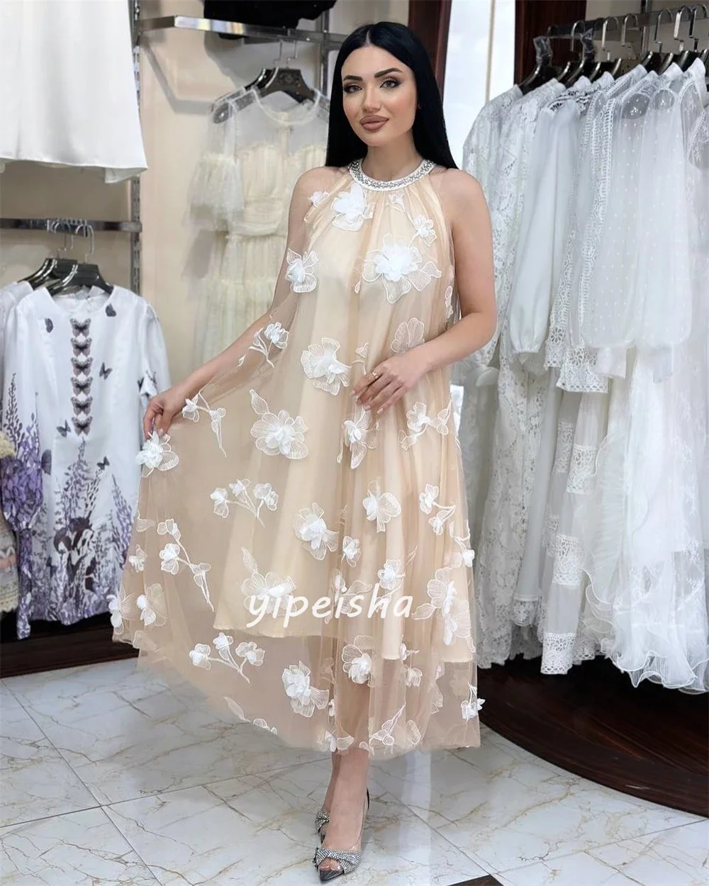 Maßgeschneidertes Netzblumen-Strass-Abschluss-Midikleid in A-Linie mit hohem Kragen und maßgeschneidertem Anlasskleid