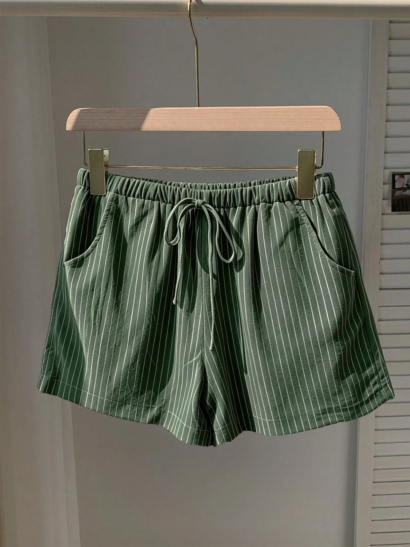 Damen-Shorts mit vertikalen Streifen, elastischem Bund, dekorativem Band und Taschen, lockere Sommer-Lounge-Shorts – Detail 2