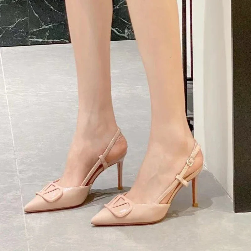 أحذية عالية الكعب جديدة لربيع وخريف 2025 مضخات جنسية من الجلد اللامع الفرنسي المدبب للأحذية النسائية
