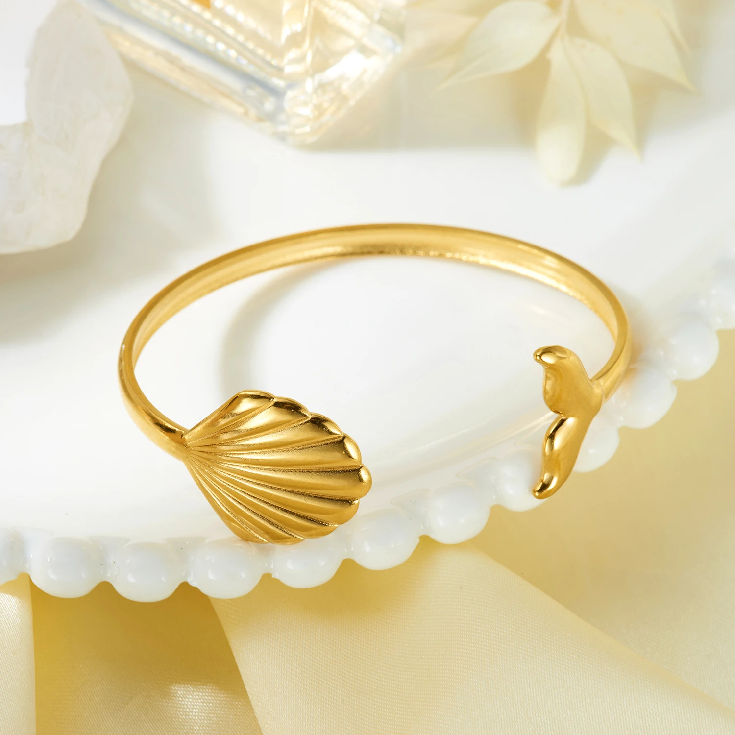 Gmai Edelstahl-Meerjungfrauenflossen-Armreif für Damen, Boho Gold PVD-beschichteter offener Armreif, Party-Schmuckgeschenk, anlaufbeständig – Detail 5