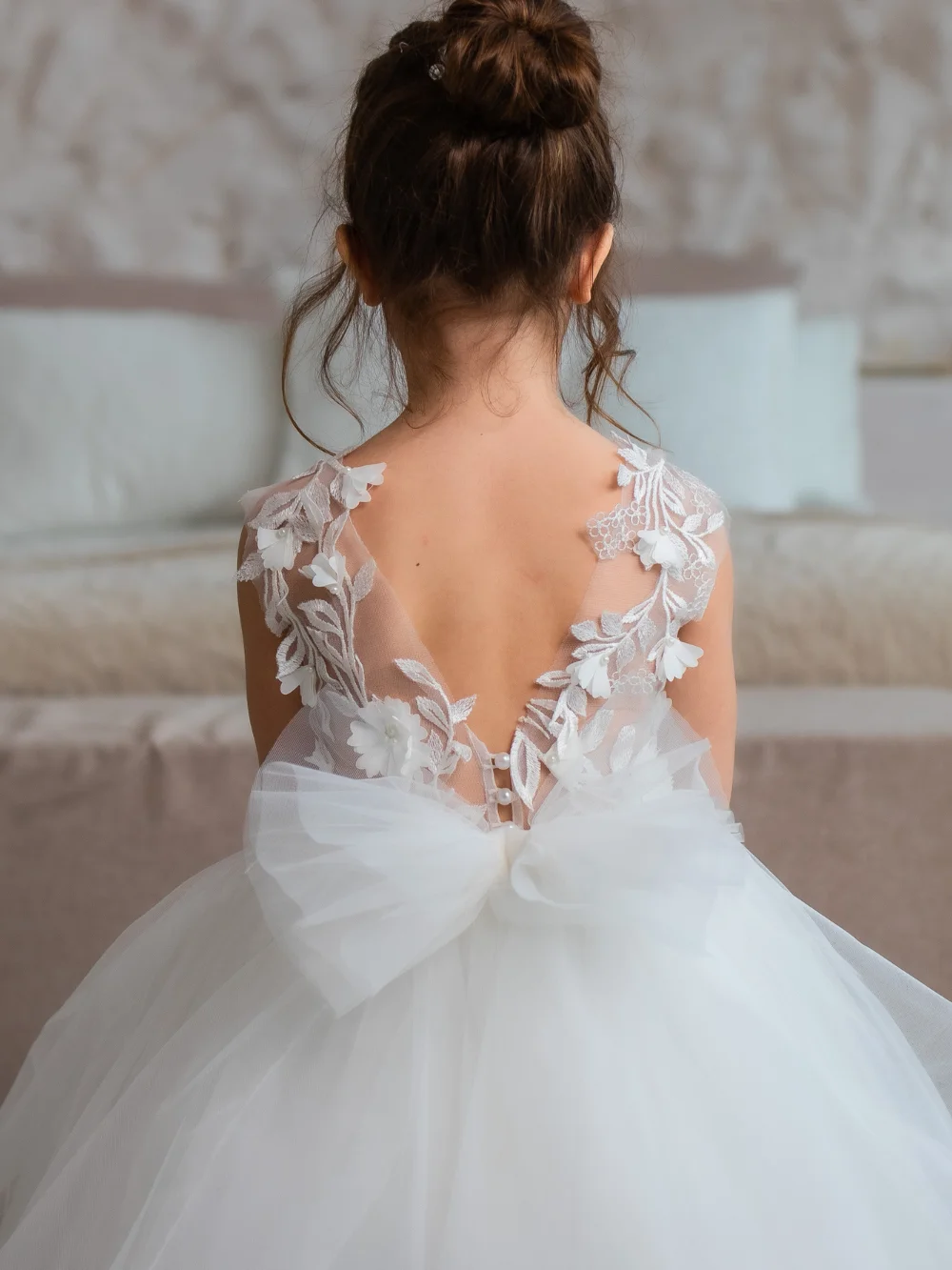 ชุดเดรสเด็กผู้หญิงสำหรับงานแต่งงาน ผ้าทูลล์ประดับลูกไม้ แขนกุด ผูกโบว์ยาว ด้านหลังเป็นรูปตัววี ดีไซน์หรูหรา