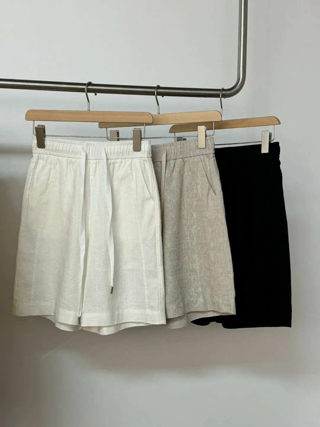 Casual linen shorts with elastic waistband