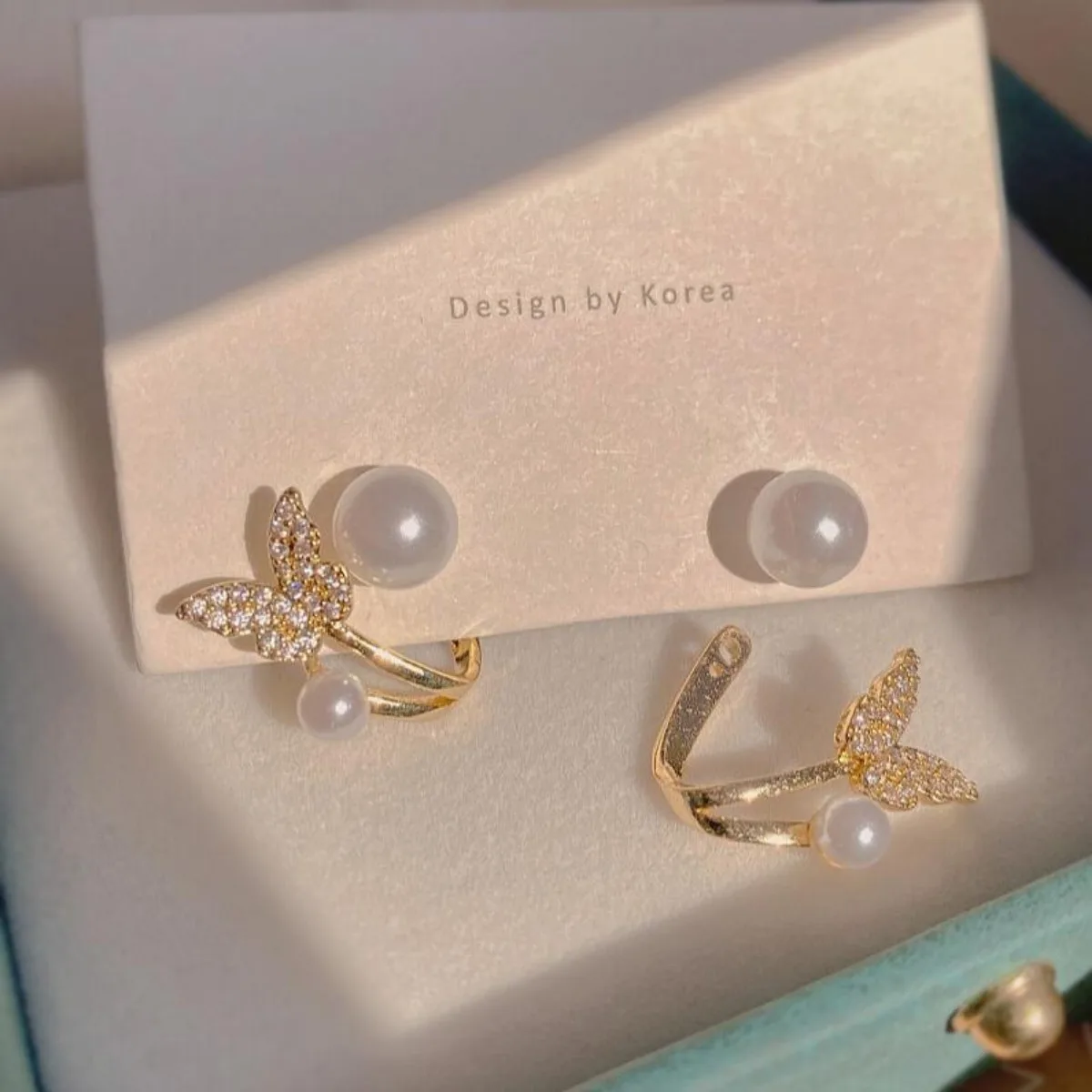 2pcs Butterfly Imitation Pearl Glass Element Ears Small After Hanging Temperament stud Earrings Women Light Luxury High Sense