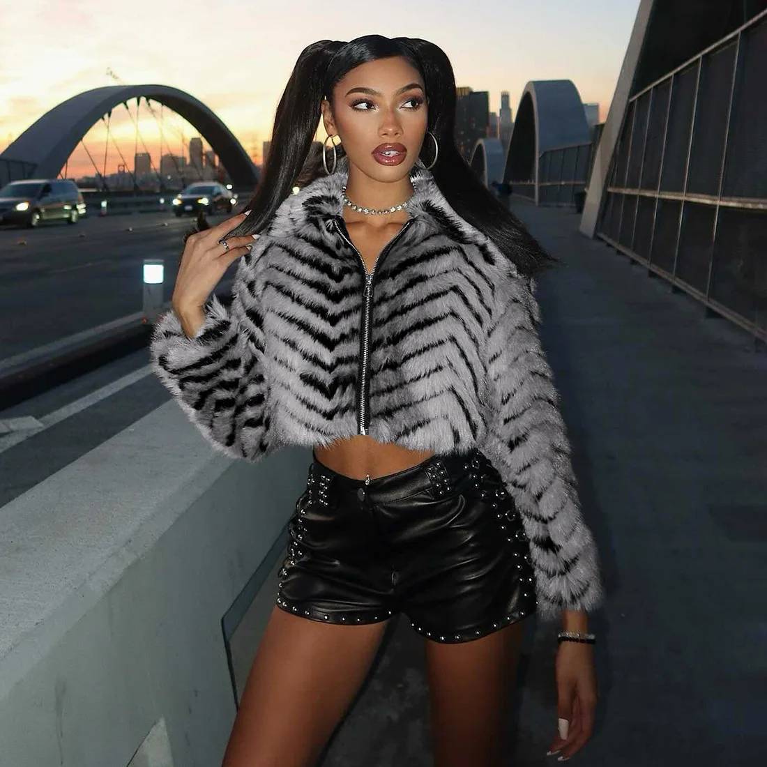 2025 겨울 여성 럭셔리 스트라이프 인조 모피 재킷 턴다운 칼라 긴 소매 지퍼 따뜻한 패션 코트 크롭 탑 아우터웨어