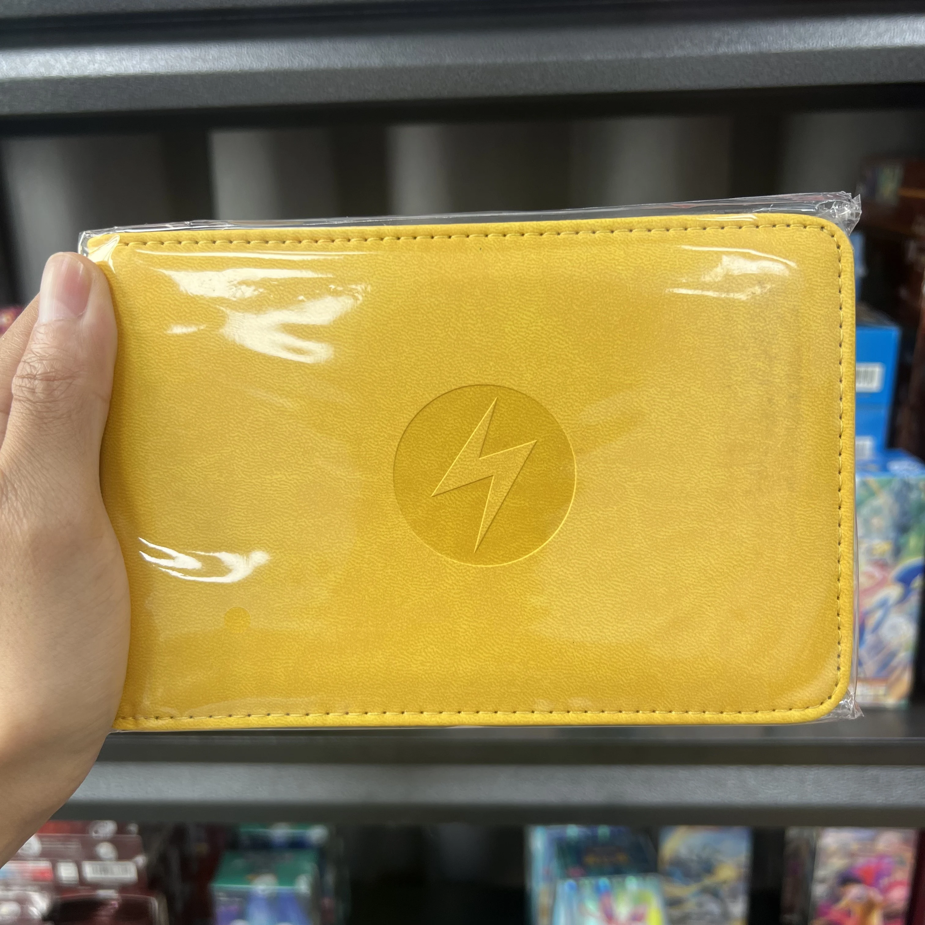 Novo em Estoque: Caixa de Presente para Cartas de Coleção Anime PTCG Huiyao Energy Collection, com Design de Desenho Animado e Super Atributos, Capacidade para 64 Conjuntos de Cartas, Ideal para Presentes