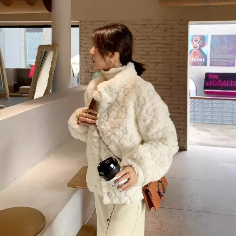 

Новый женский топ с небольшим воротником-стойкой и сочетанием меха, пушистой плюшевой одежды с тиснением.