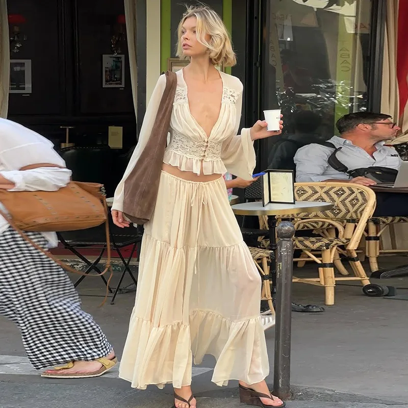 

Пляжный комплект из двух предметов: шифоновая блузка с V-образным вырезом, расклешенными длинными рукавами и оборками + макси-юбка. Уличный стиль.