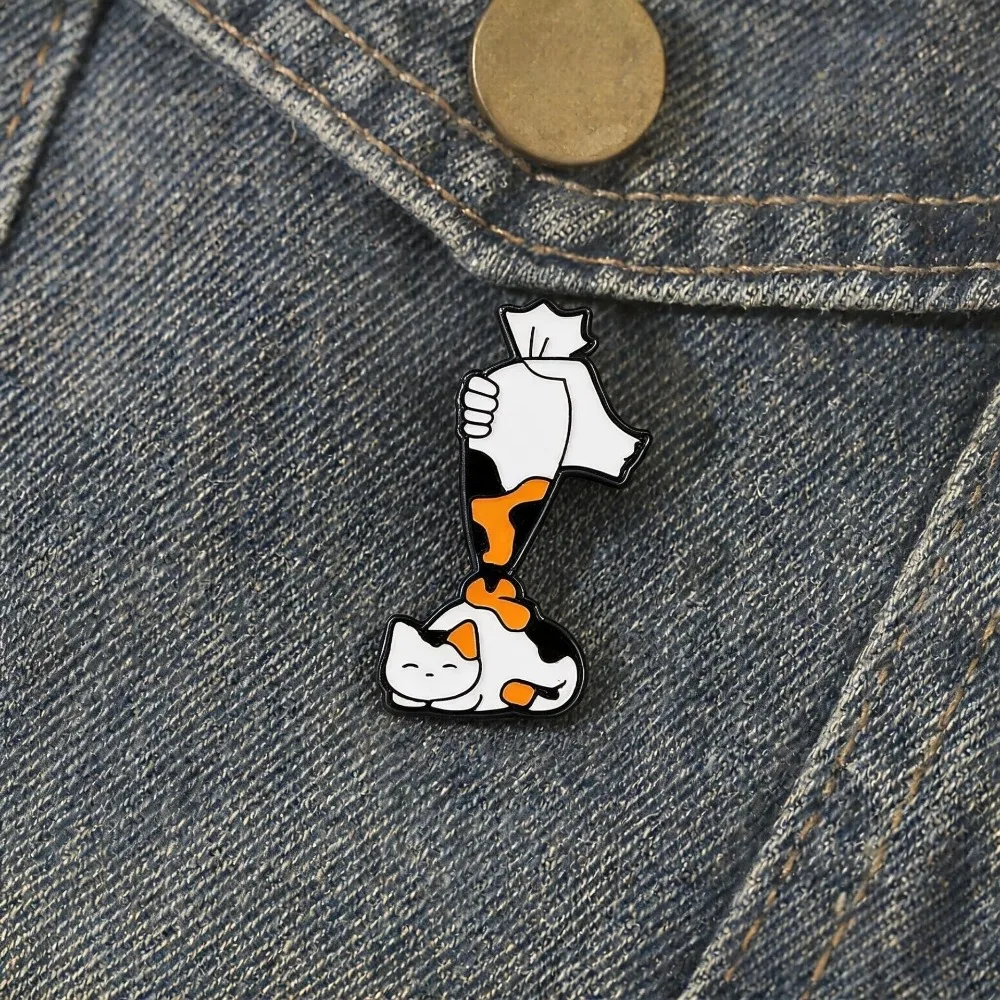 Fun Pick Up Kitten Brooch Cartoon Cute Cat Metal Badge Personalized Backpack Versatile Animal Decoration Jewelry Accessories