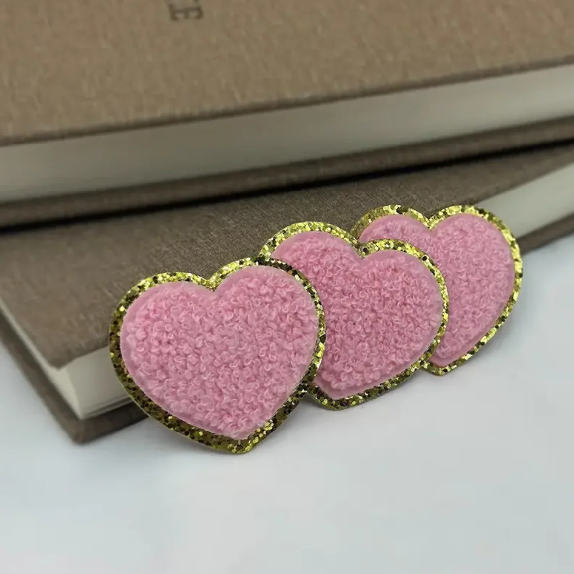 5 Stück/Set 5cm Herz-Chenille-Aufnäher mit Goldrand, bestickte Aufnäher zum Aufbügeln für DIY-Nähprojekte, Applikationen und Kleidungszubehör – Detail 6