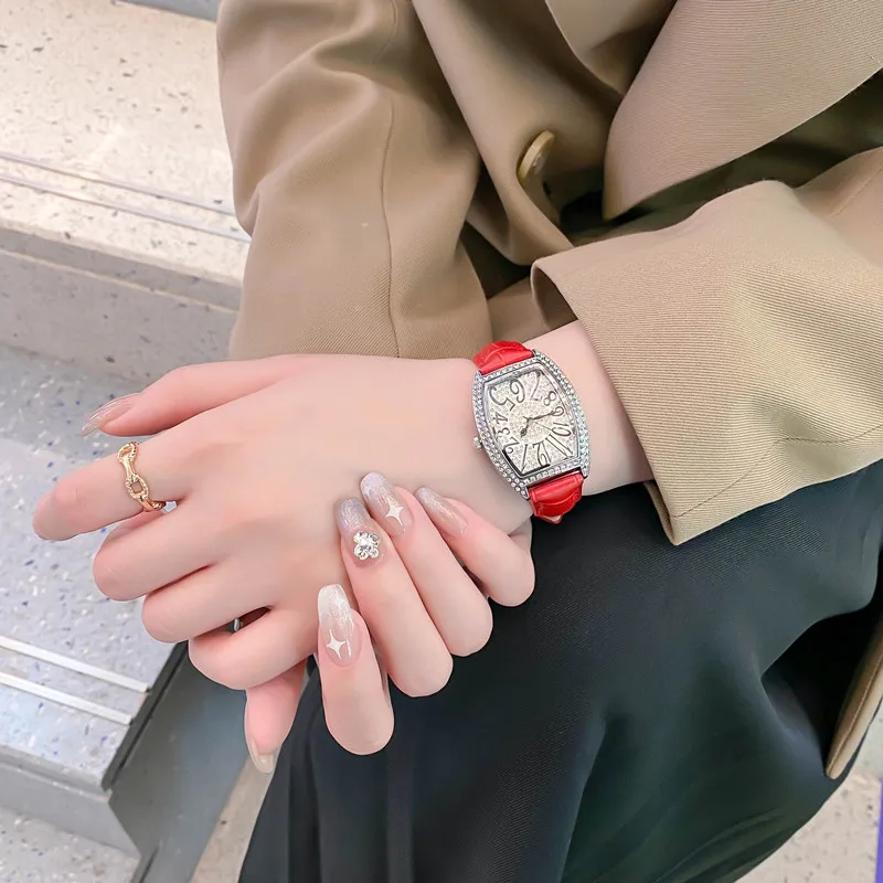 تصميم فاخر الماس كريستال المرأة الساعات موضة الأبيض الأحمر جلدية كوارتز فتاة السيدات على مدار الساعة فستان ساعة اليد Reloj Mujer