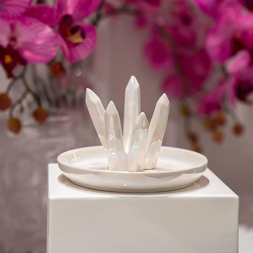 Porta anelli in ceramica semplice europeo e americano, vassoio per gioielli a forma di grappolo di cristallo, decorativo da tavolo smaltato con perle bianche