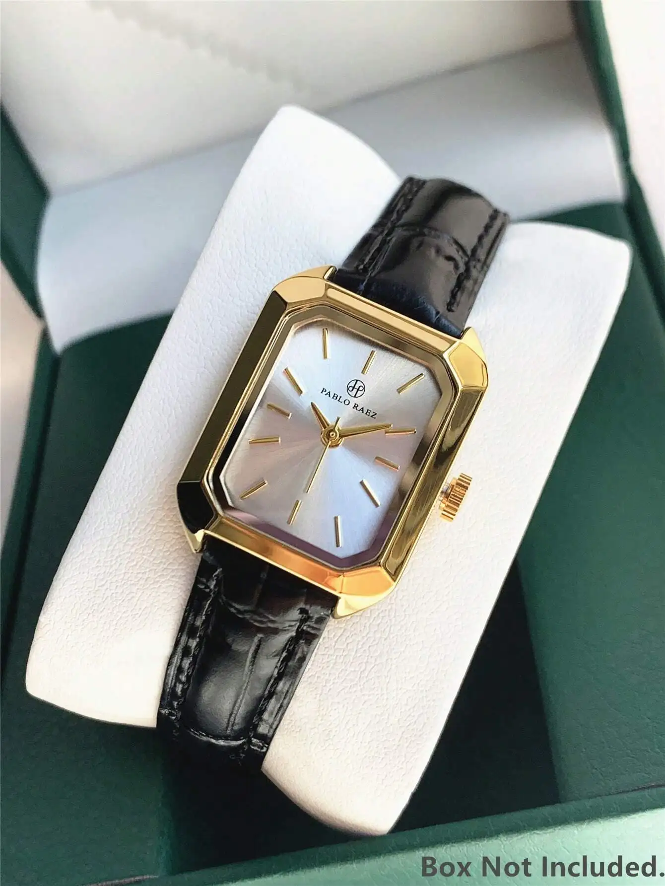 

Элегантные часы с квадратным корпусом из золотистой нержавеющей стали, белым циферблатом и черным ремешком из искусственной кожи.