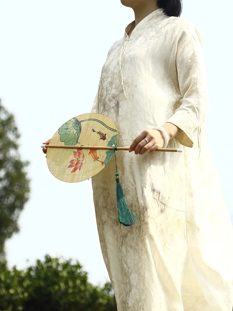 The thin bamboo waist fan is Chinese-style rotatable, curly, folded, and carries a tassel fan