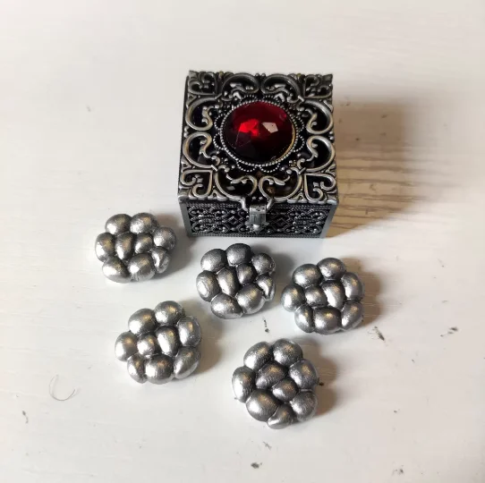 Op voorraad Hollow Knight Game Perifere magnetische beschermende Talisman Collectibles Decoraties Ornamenten Talisman Aangepast cadeau