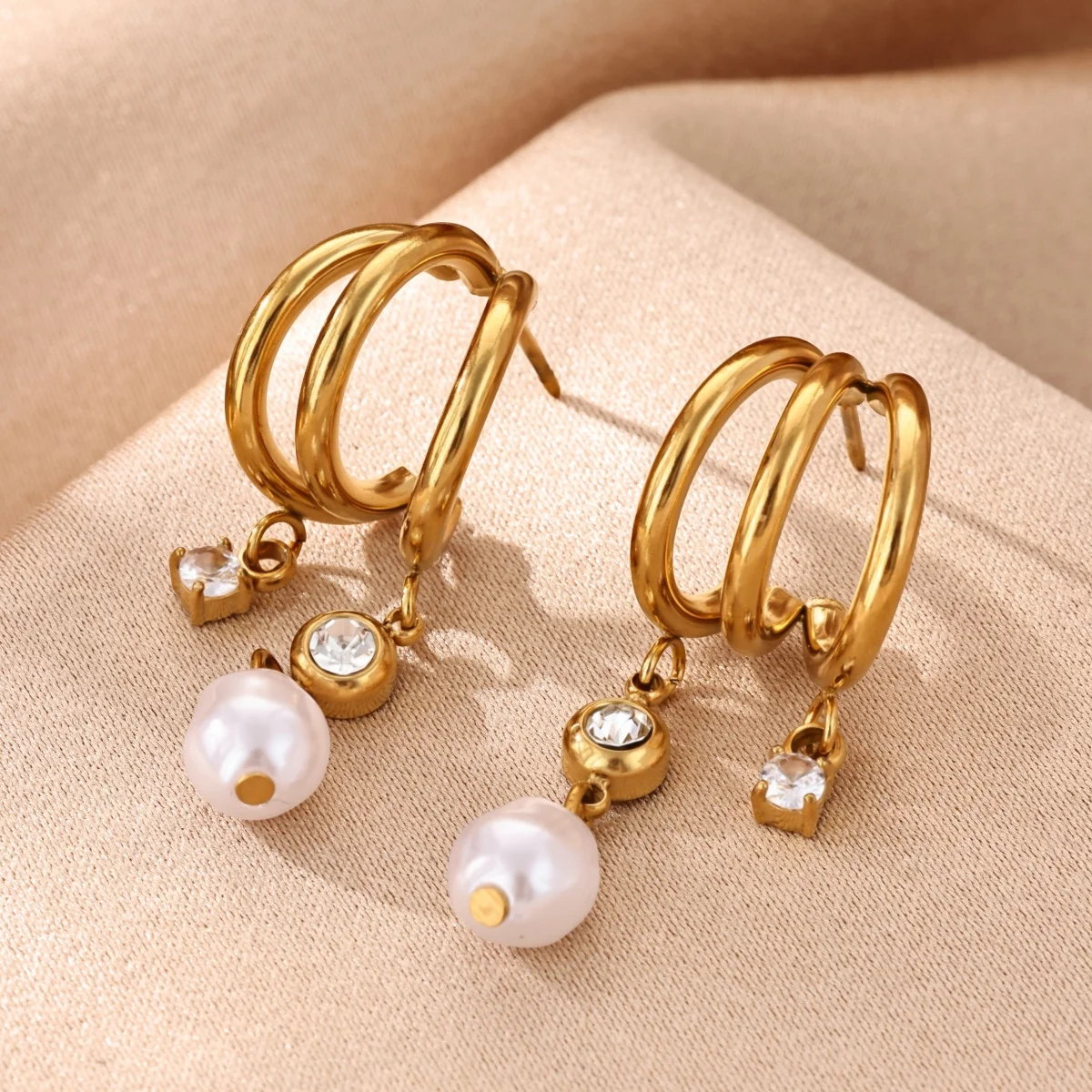 Vintage-Dreifach-Kreis-Ohrringe für Damen, aus Edelstahl, goldfarben, mit Imitationsperle und Zirkonia-Anhänger. – Detail 5
