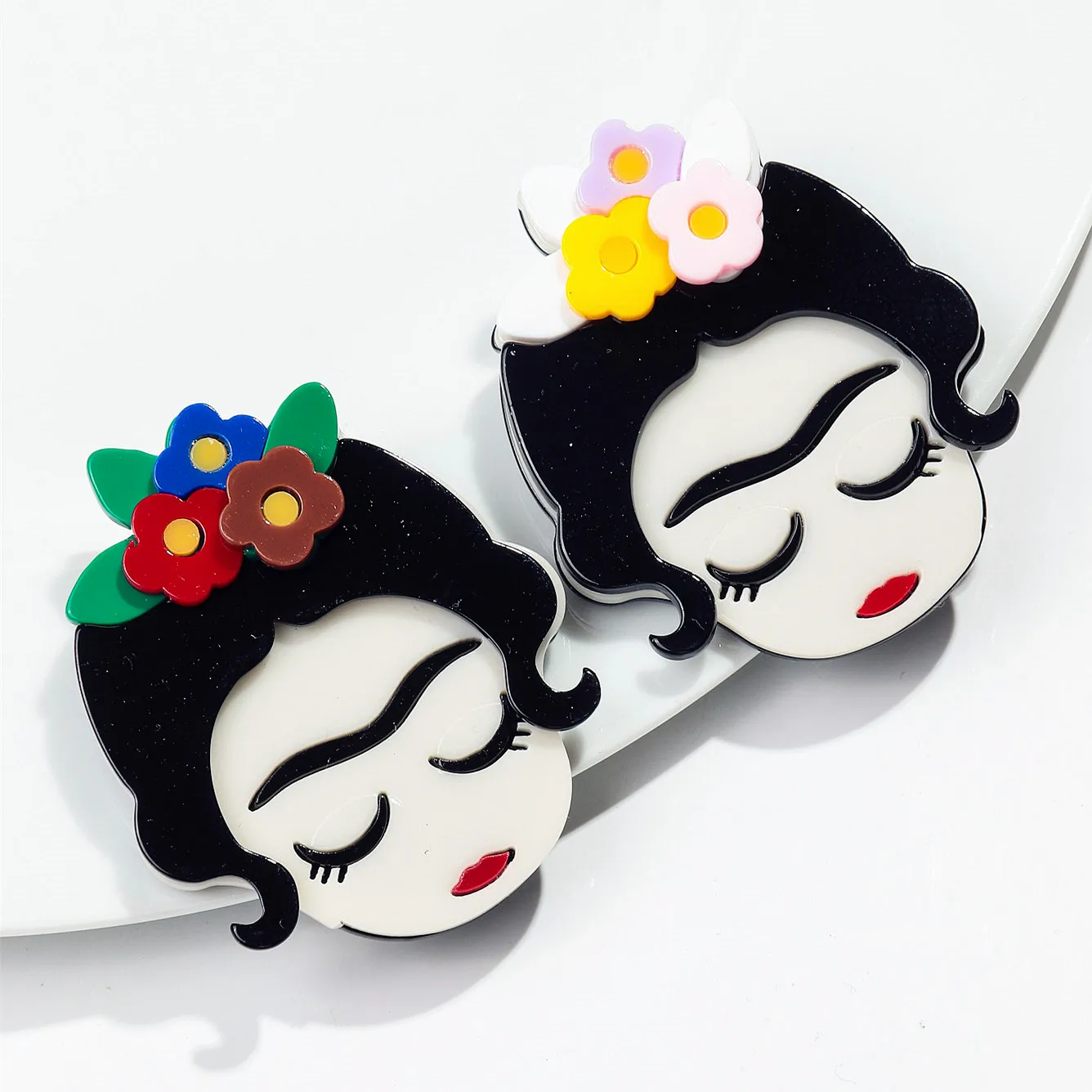 New Acrylic Cute Flower Girl Figure Brooches for Women Fashion Cartoon Artist Lady Brooch Badge Pins Casual Jewelry Accessories