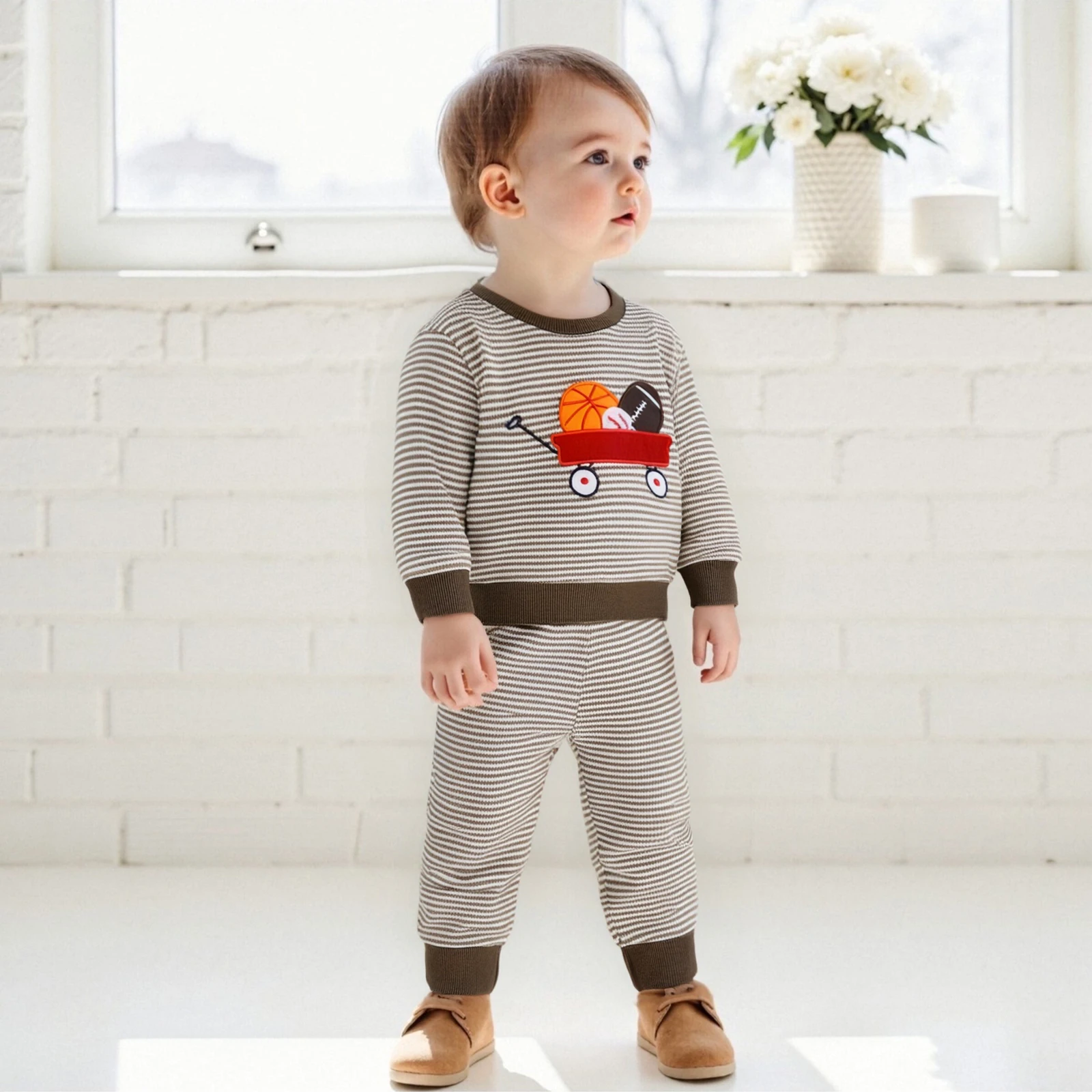 

Одежда для малышей, осенний наряд для маленьких мальчиков, игра с мячом/пожарный грузовик, вышитые полосатые топы с длинными рукавами и штаны, комплект из 2 предметов