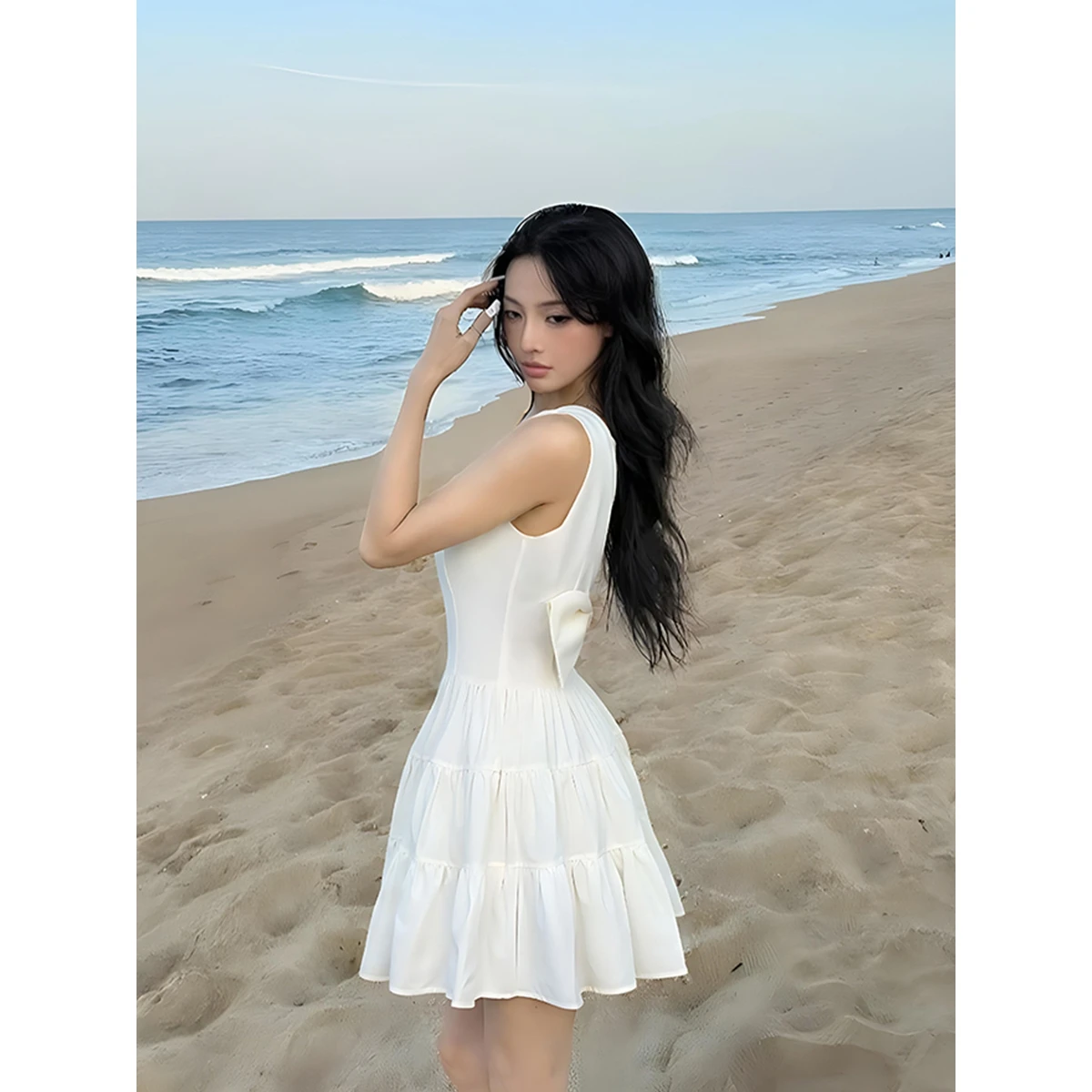 

Белое летнее женское платье-сарафан А-силуэта с пышной юбкой и завышенной талией в корейском стиле