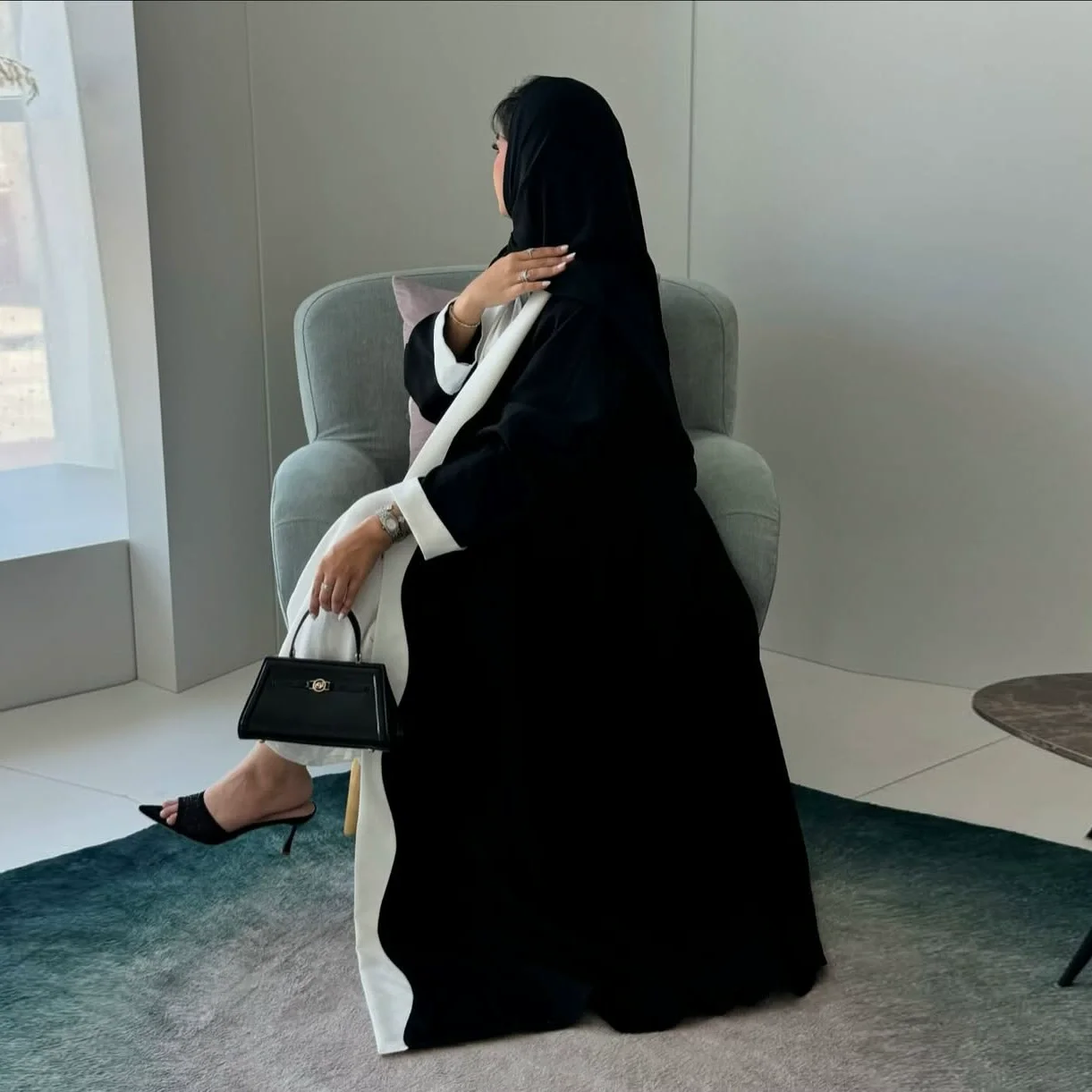 イスラム教徒 サウジアラビア ドバイ 黒と白のファッション レディース カーディガン ローブ コート 中東女性のアバヤ