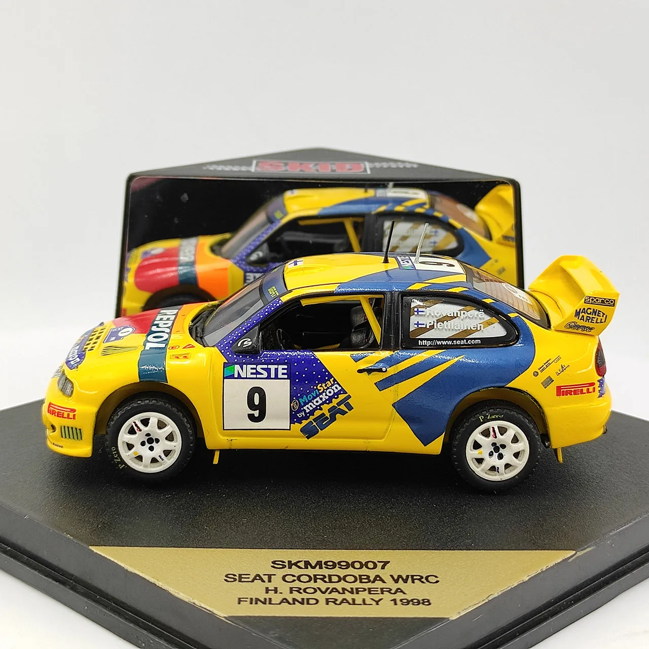 Farboberflächen-Fehlerbox, gebrochenes Druckguss-SKID, Maßstab 1:43, finnisches Rallye 1998, gelbes Legierungsautomodell, Sammlerspielzeug, Geschenk, Souvenir
