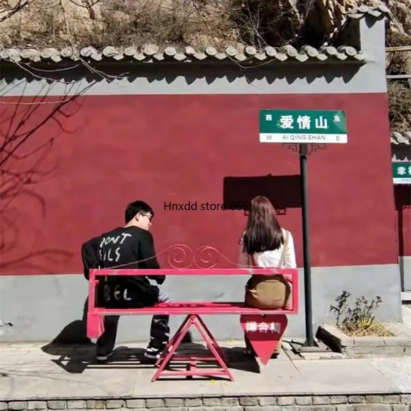 Activity Interactive photo clock in street couple chair