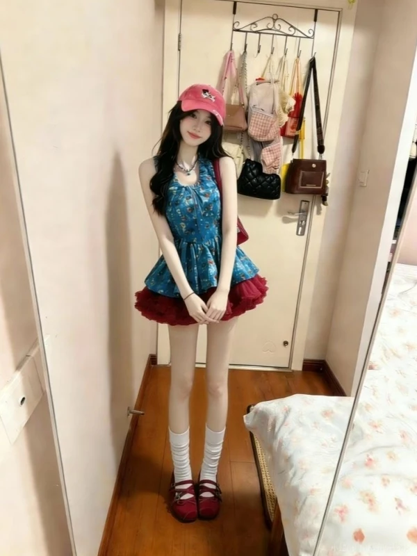 

Красный комплект из двух предметов: топ с V-образным вырезом и бретелями на шее, с цветочным принтом, и сетчатая юбка. Женский летний модный повседневный комплект: топ без рукавов и юбка.