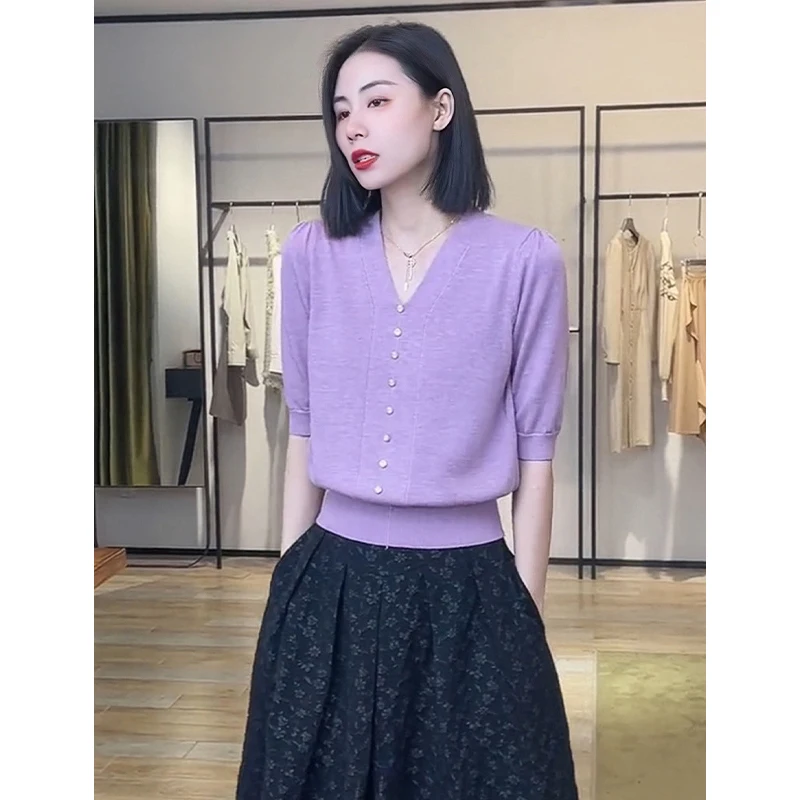 詩的なリンドブランドのアイスシルクニットトップ、パールボタン、Vネック、バブルスリーブ、ピュアカラー、通勤、韓国風、レギュラー...