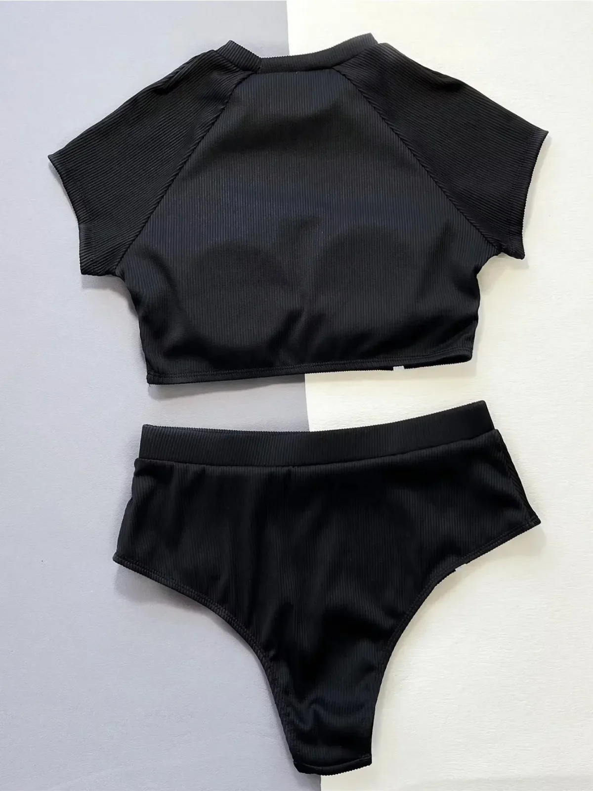 2024 Neuer Sport-Badeanzug für Damen, schwarz-weißer Kontrast-Tankini-Bikini, Rundhals-Kurzarm-konservative Badebekleidung mit hoher Taille